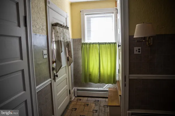 a view of empty room with window
