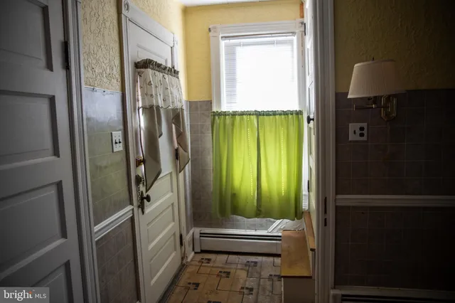 a view of empty room with window