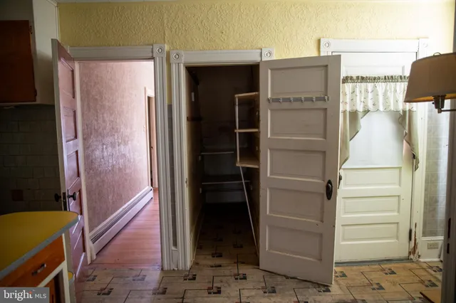 a view of empty room with window