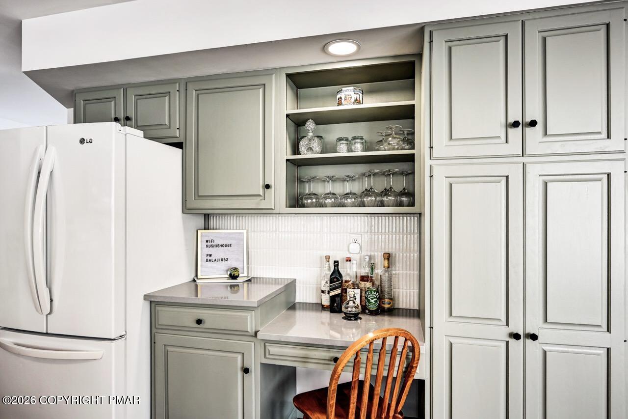 116 Spyglass Hill Road Tobyhanna, PA 18466 - Photo 24 of 73 Kitchen Workstation w/ Glass Display
