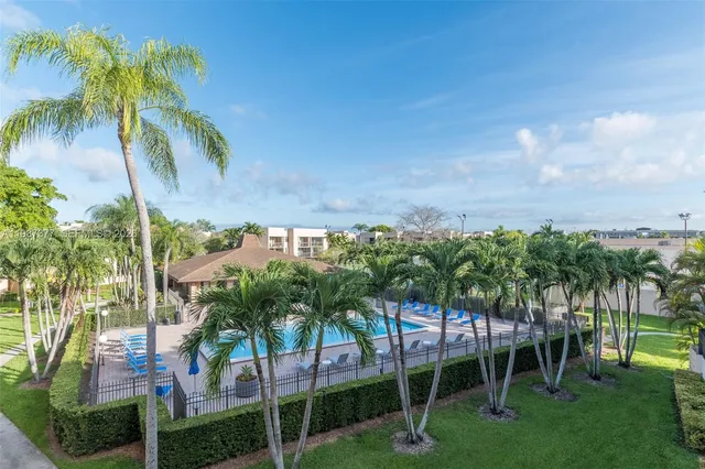 a view of a backyard