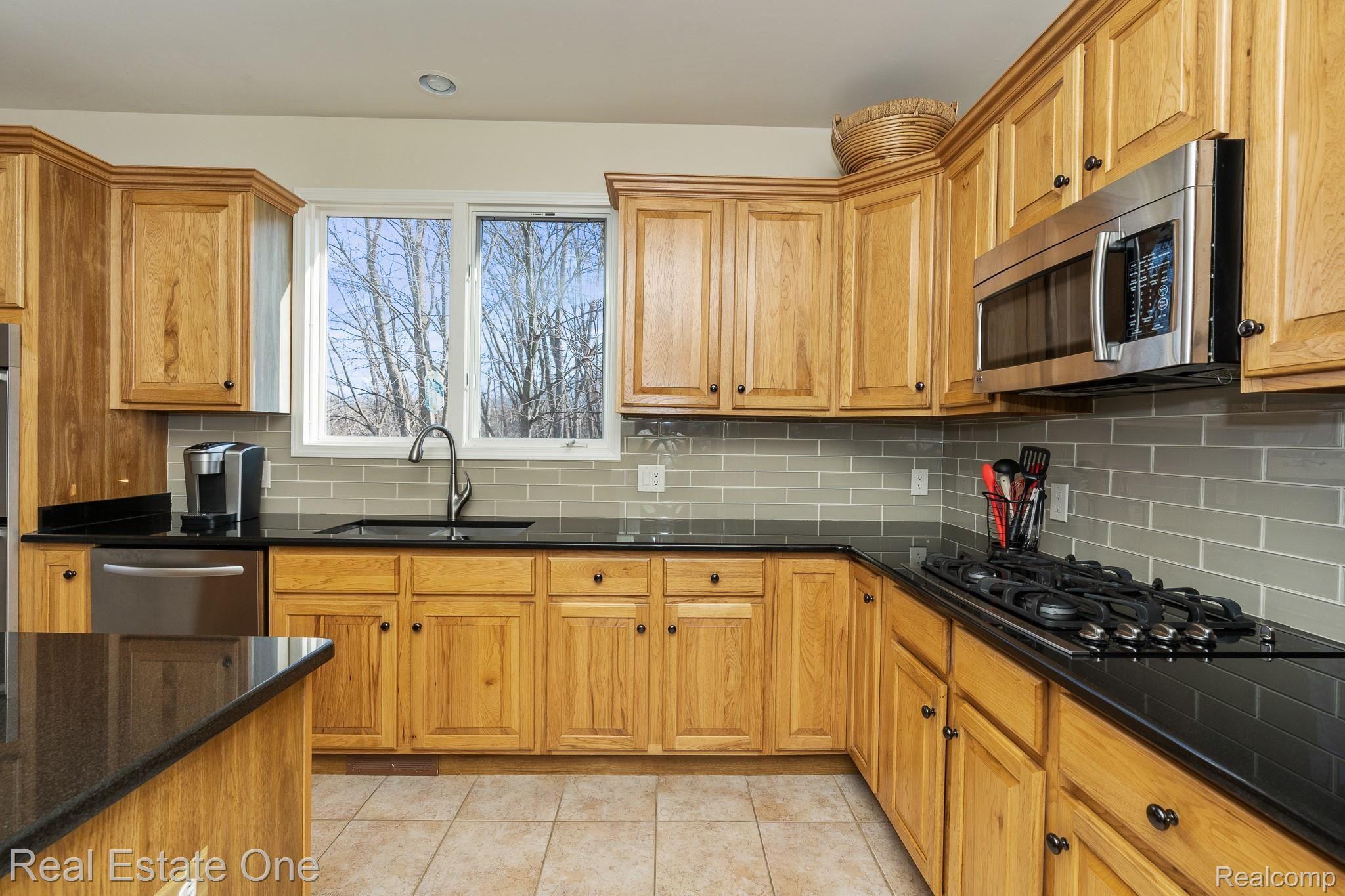 420 Roundview Drive Rochester, MI 48307 - Photo 12 of 49 Roundview MLS-W024.jpg