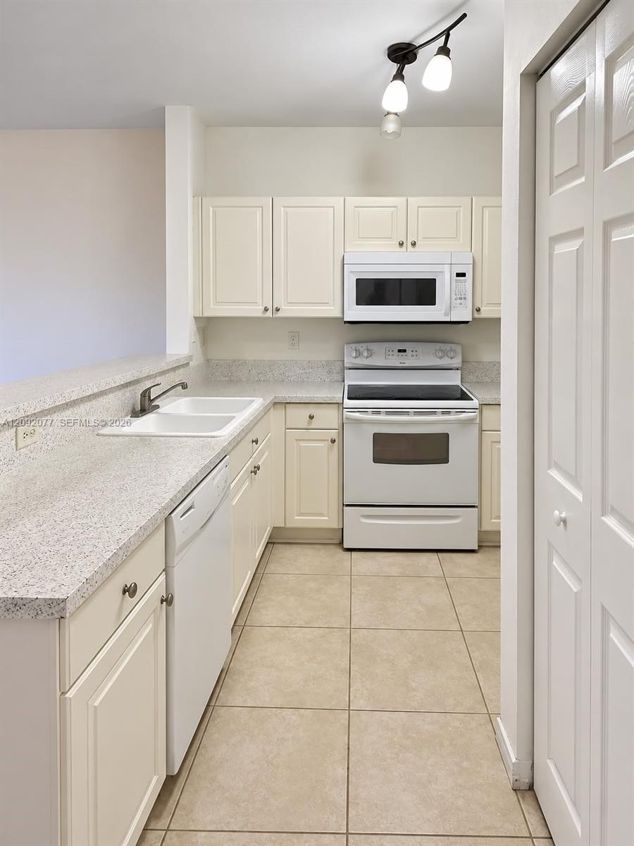1555 Northeast 33rd Road, Unit 1042 Homestead, FL 33033 - Photo 6 of 12 Gallery Image 6