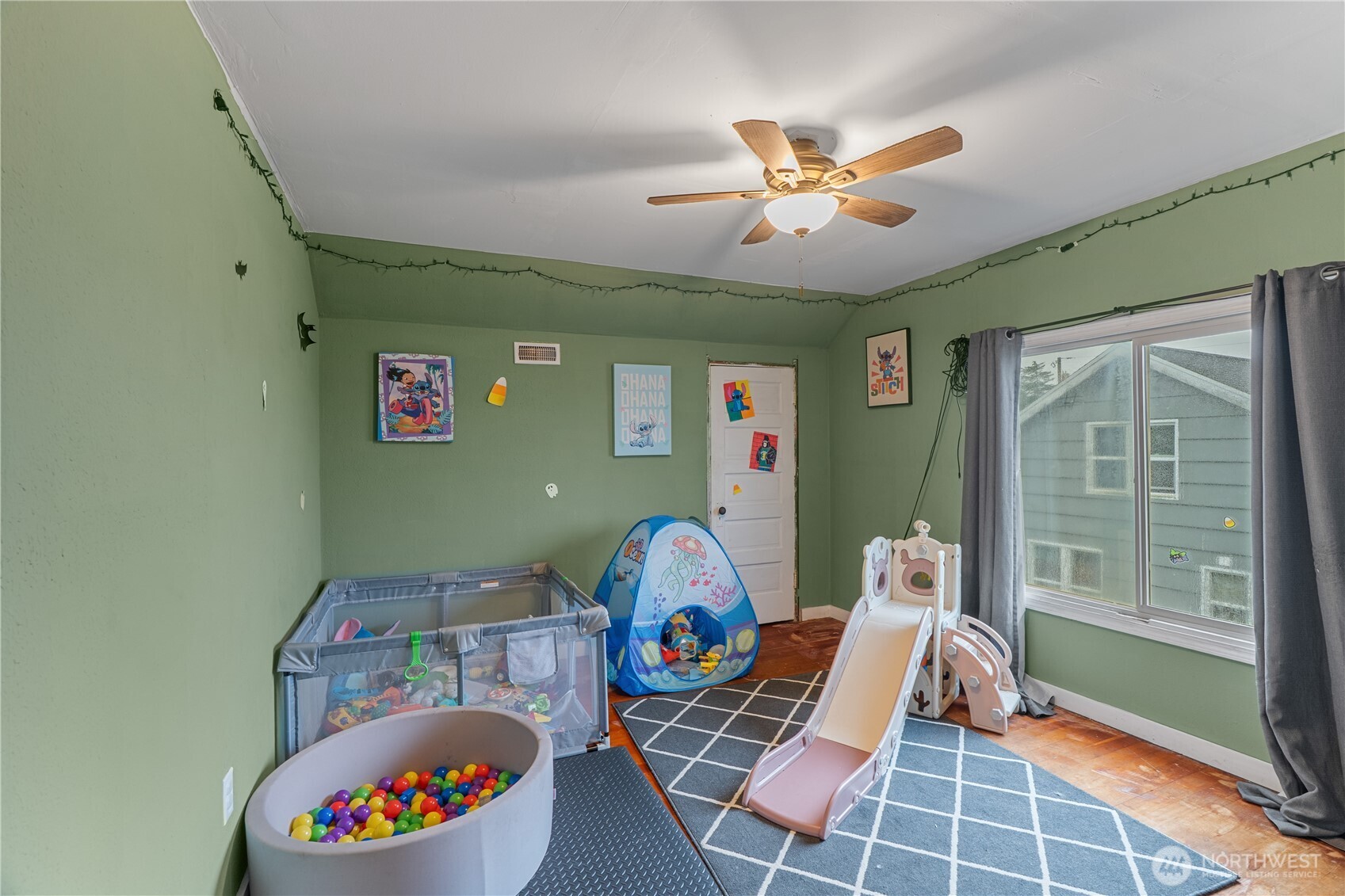 619 Spruce Street Hoquiam, WA 98550 - Photo 20 of 30 a living room with furniture and a flat screen tv