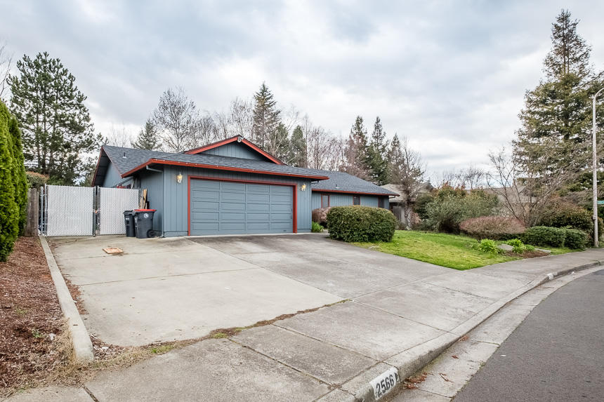 2566 Roberts Road Medford, OR 97504 - Photo 3 of 34 2566 Roberts-3