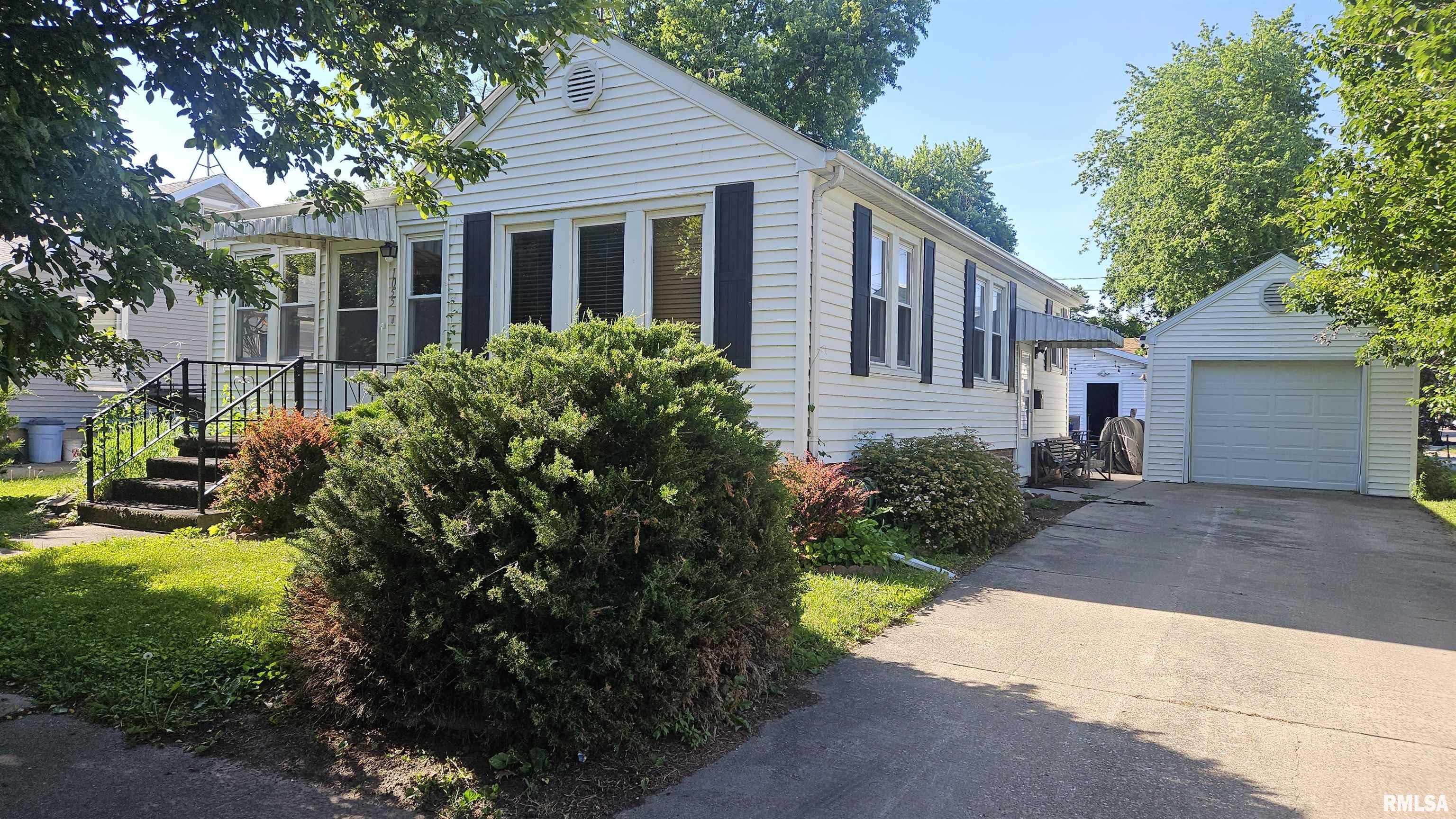 1055 East Elm Street Canton, IL 61520 - Photo 1 of 31