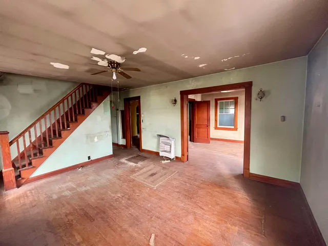 a view of an entryway with a livingroom