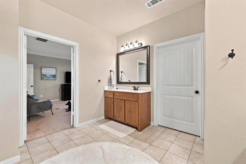 113 High Vista Road Decatur, TX 76234 - Photo 18 of 40 Primary En-Suite Bath, HUGE Space. Soaking Tub, Big Shower and Separate Vanities.