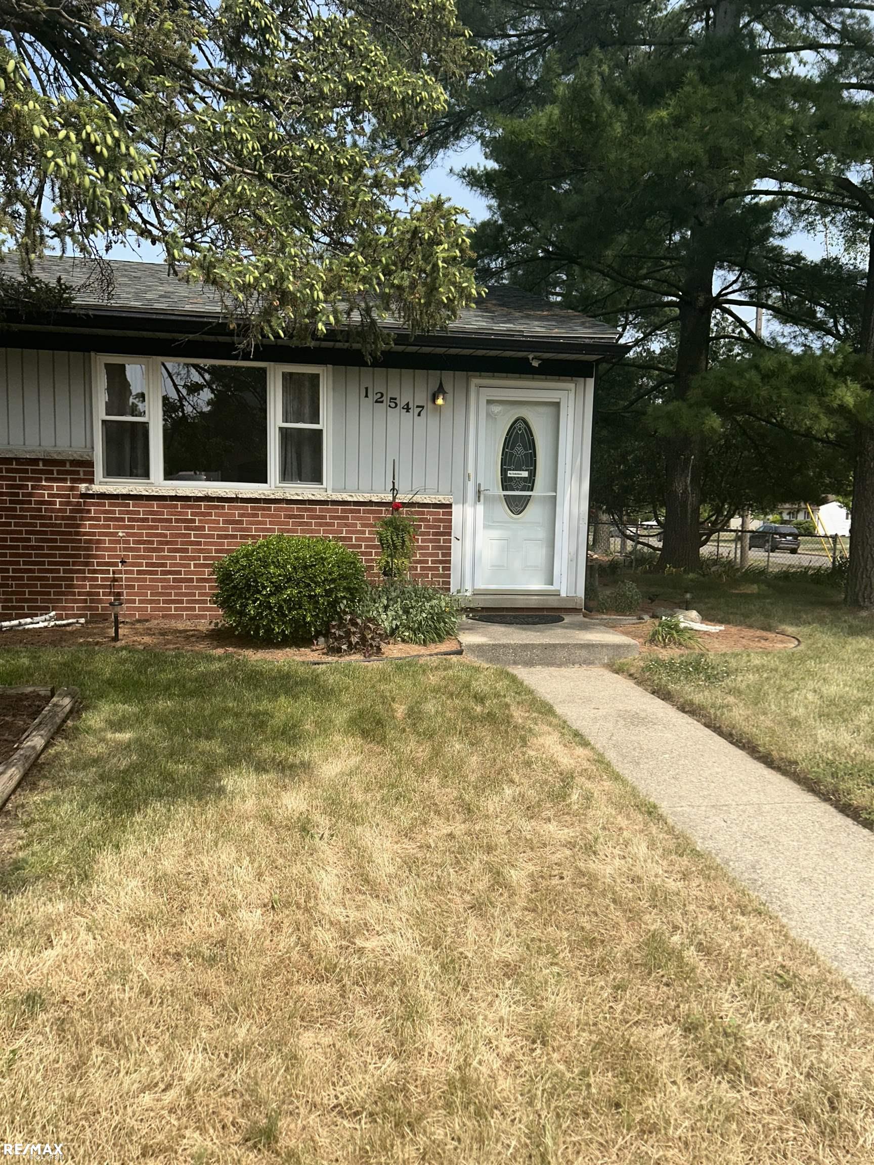 12547 Clinton River Road Sterling Heights, MI 48313 - Photo 32 of 40 50110585-33.JPG