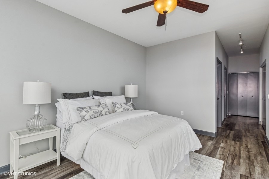 1235 South Prairie Avenue, Unit 3605 Chicago, IL 60605 - Photo 14 of 34 a bedroom with a bed and a lamp