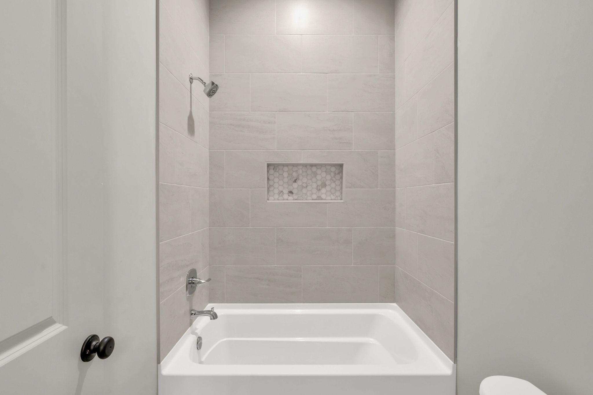 24972 Hopeview Way Montgomery, TX 77356 - Photo 31 of 38 Beautiful tiled niche in this secondary bathroom shower.