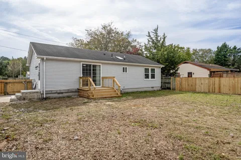 a view of a house with backyard