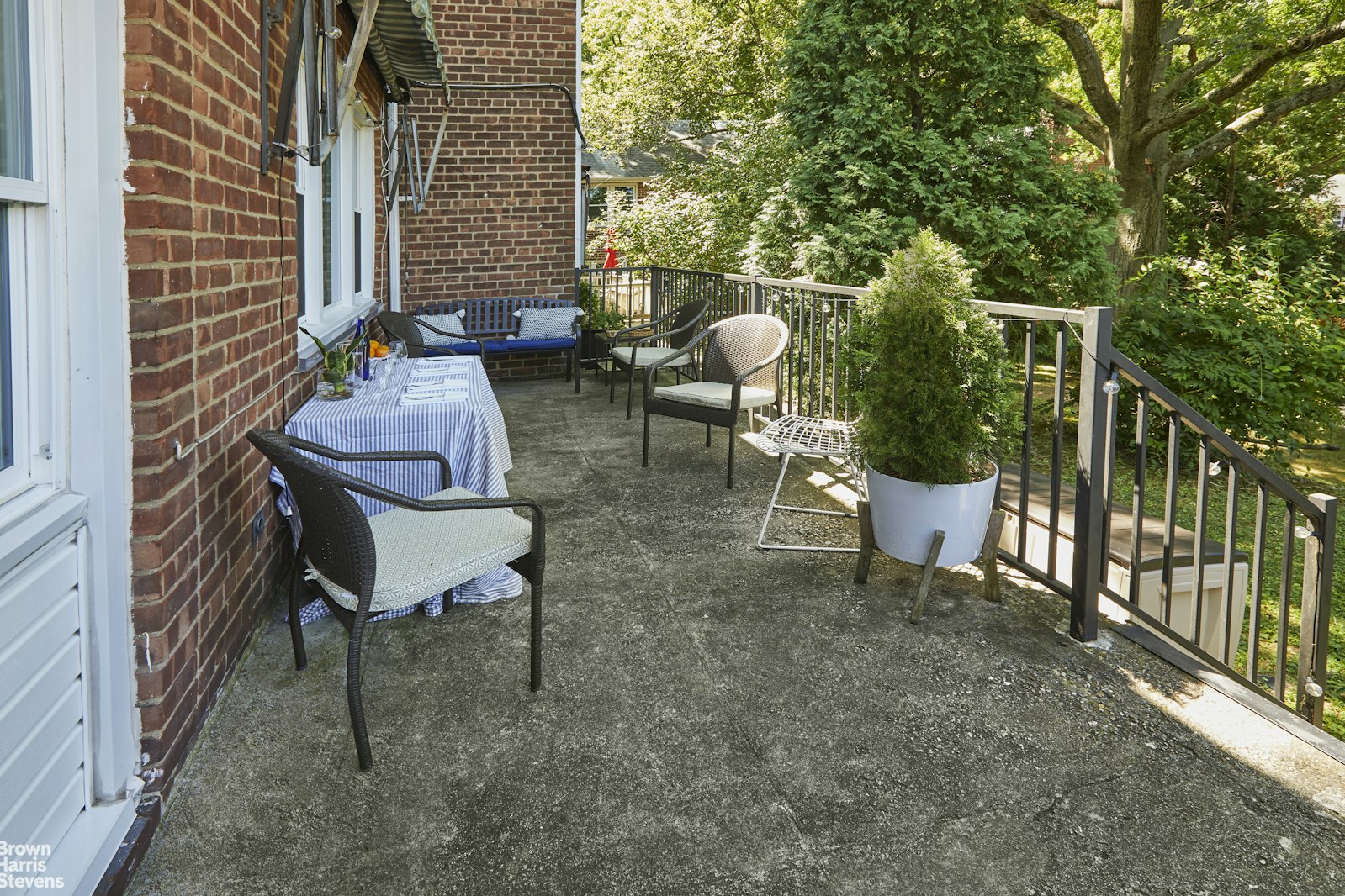 4601 Henry Hudson Parkway West, Unit A7 Bronx, NY 10471 - Photo 4 of 24 a backyard of a house with table and chairs