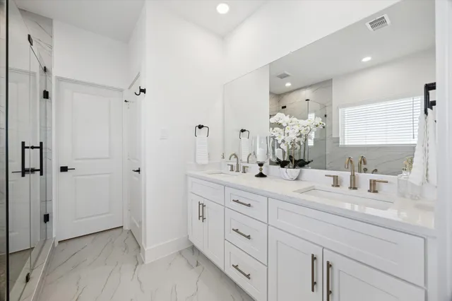 $389,900 | 5626 Camino Encantado Drive, Houston, TX 77091