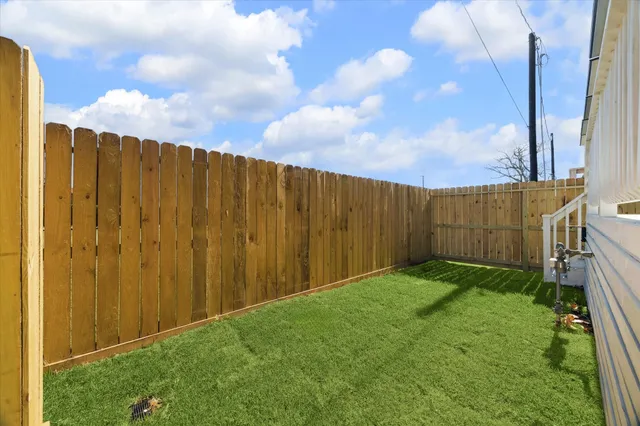 $389,900 | 5626 Camino Encantado Drive, Houston, TX 77091