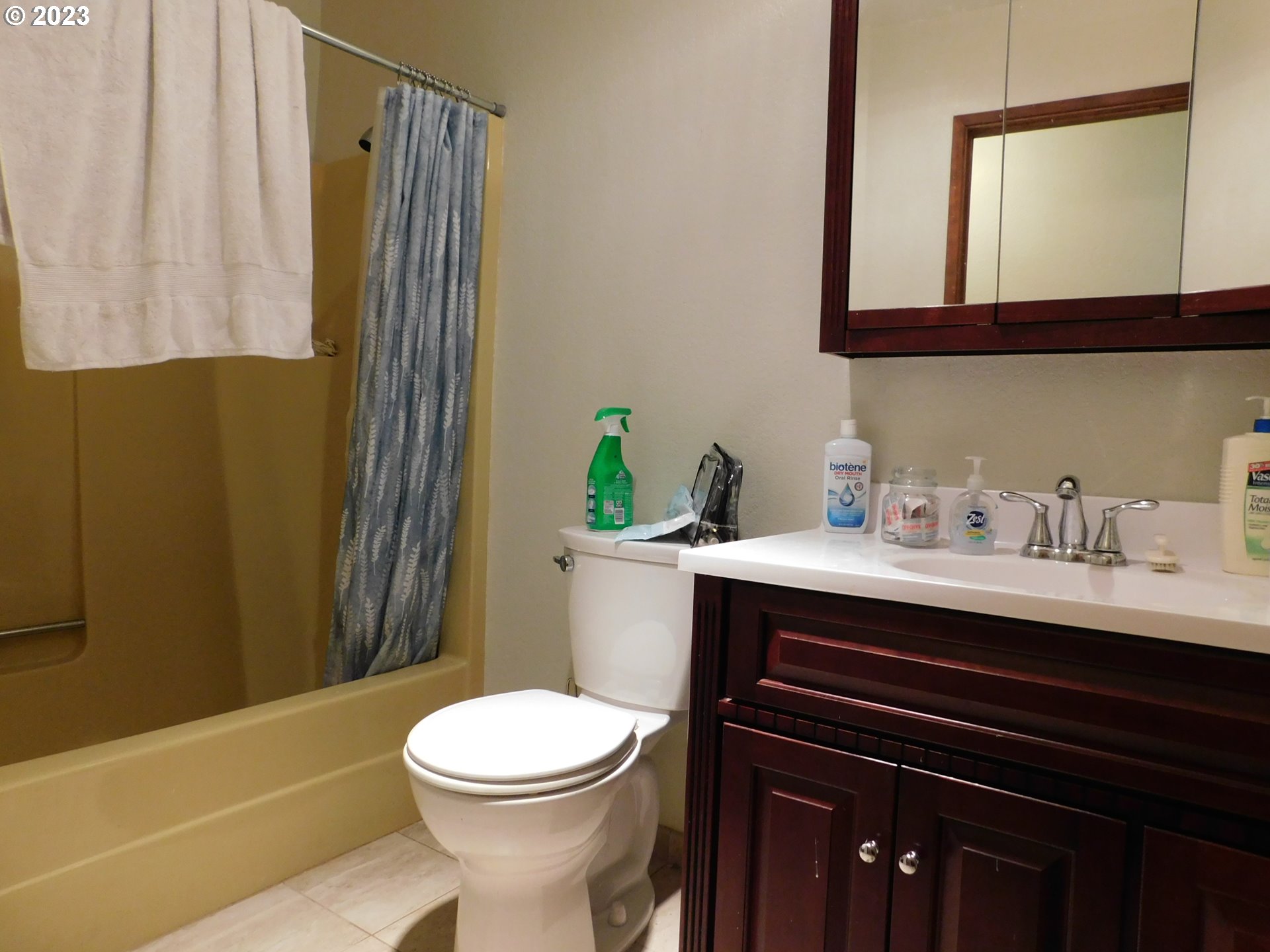 1968 View Street Myrtle Point, OR 97458 - Photo 25 of 27 a bathroom with a sink a toilet and shower