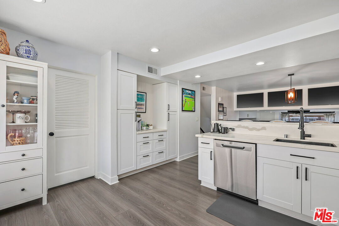 4329 Redwood Avenue, Unit 4 Marina del Rey, CA 90292 - Photo 8 of 16