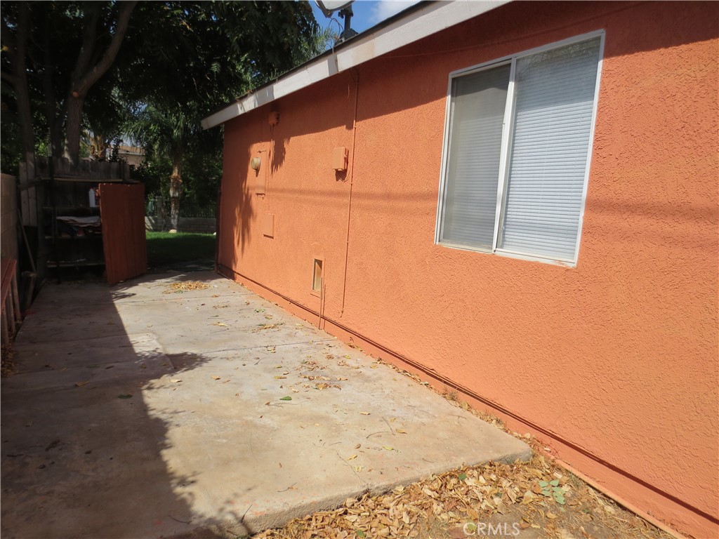 5855 Challen Avenue Riverside, CA 92503 - Photo 14 of 19 a backyard of a house with wooden fence