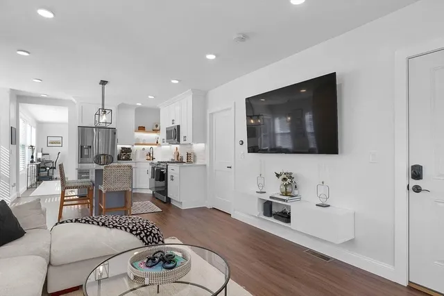 $3,250 | 21 Berry Street, Unit 1, Danvers, MA 01923