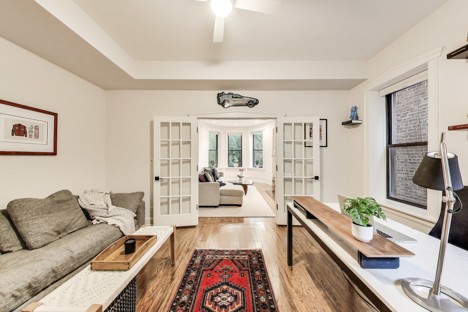 628 West Grace Street, Unit 2W Chicago, IL 60613 - Photo 18 of 32 a living room with furniture and a large window