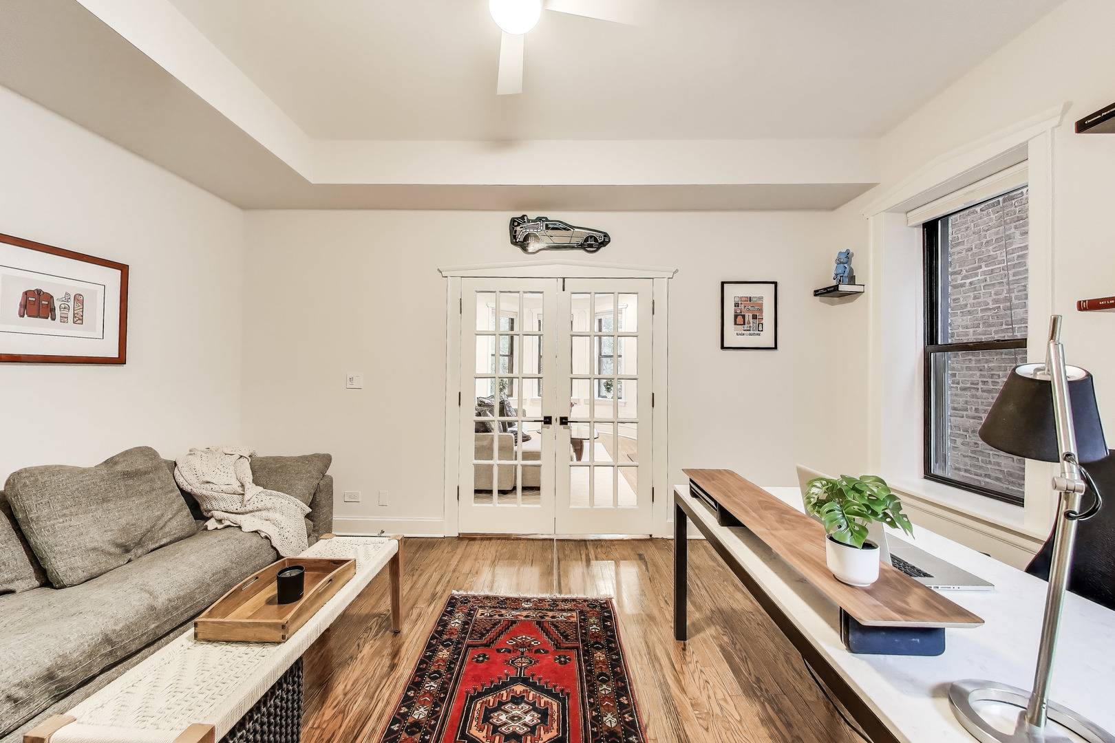 628 West Grace Street, Unit 2W Chicago, IL 60613 - Photo 19 of 32 a living room with furniture and a couch