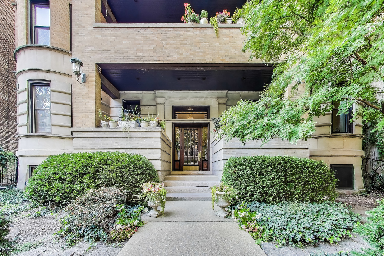 628 West Grace Street, Unit 2W Chicago, IL 60613 - Photo 2 of 32 front view of a house