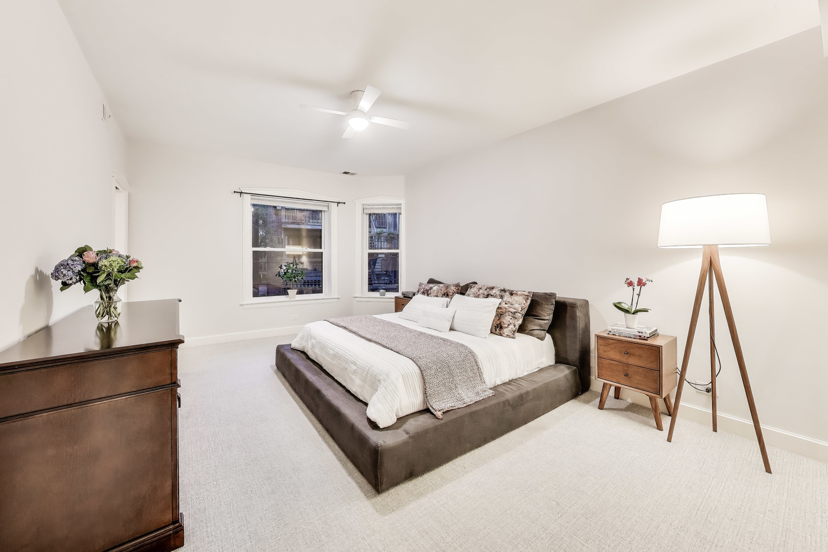 628 West Grace Street, Unit 2W Chicago, IL 60613 - Photo 21 of 32 a bedroom with a bed and a potted plant