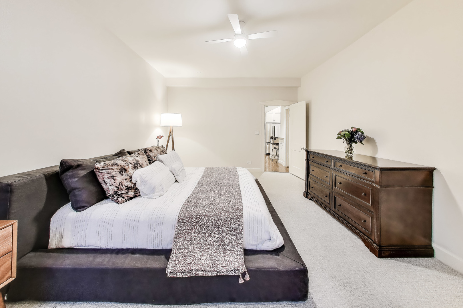 628 West Grace Street, Unit 2W Chicago, IL 60613 - Photo 22 of 32 a living room with furniture