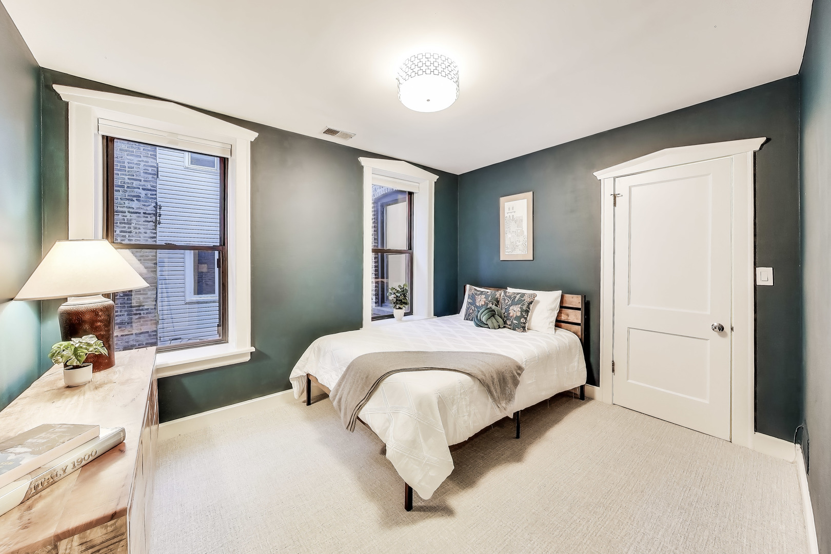 628 West Grace Street, Unit 2W Chicago, IL 60613 - Photo 26 of 32 a bedroom with a bed and a lamp