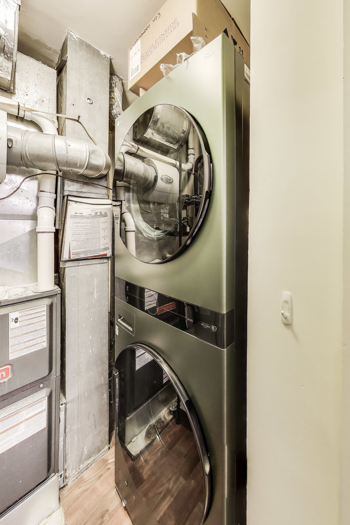 628 West Grace Street, Unit 2W Chicago, IL 60613 - Photo 29 of 32 a utility room with dryer and washer