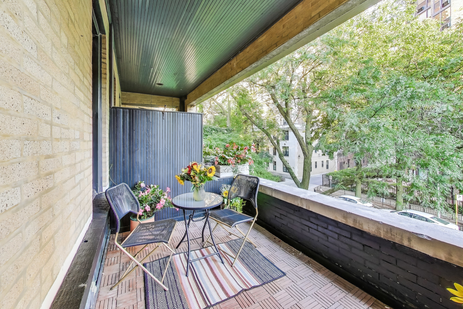 628 West Grace Street, Unit 2W Chicago, IL 60613 - Photo 30 of 32 a outdoor view with a sitting space