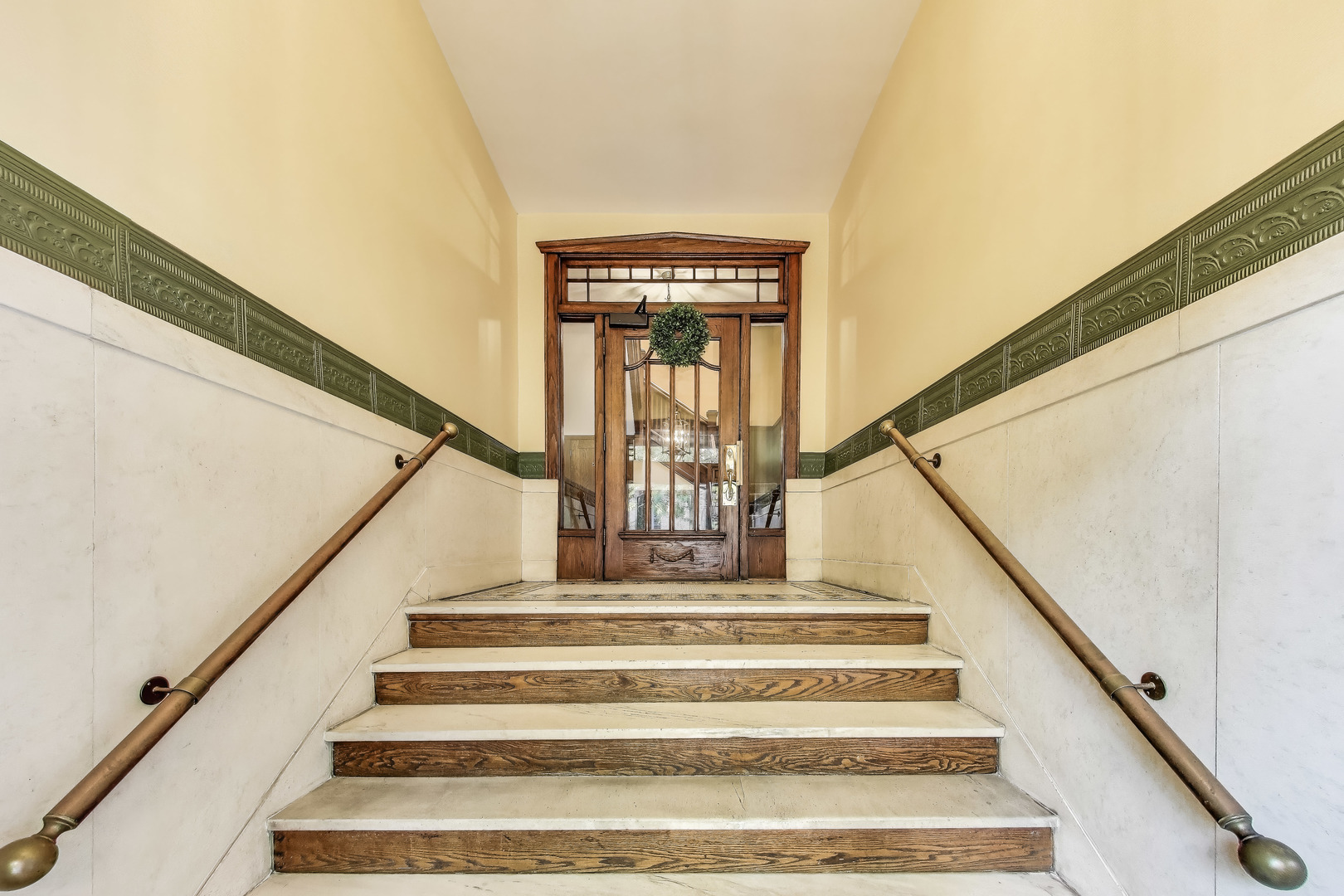 628 West Grace Street, Unit 2W Chicago, IL 60613 - Photo 3 of 32 a view of entryway