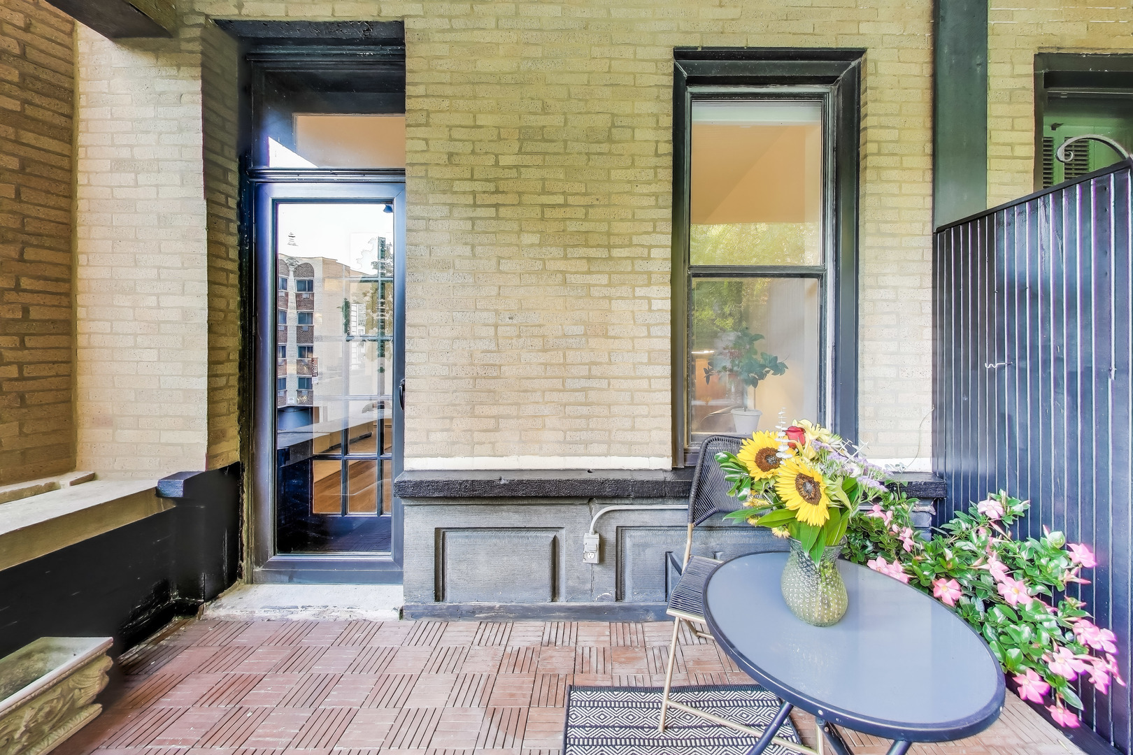 628 West Grace Street, Unit 2W Chicago, IL 60613 - Photo 31 of 32 a house with a seating space