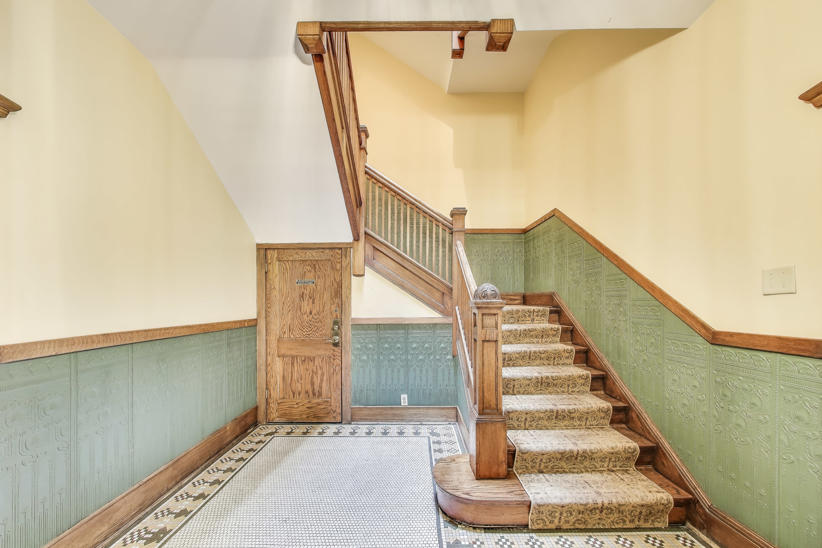 628 West Grace Street, Unit 2W Chicago, IL 60613 - Photo 4 of 32 a view of entryway and hall with wooden floor