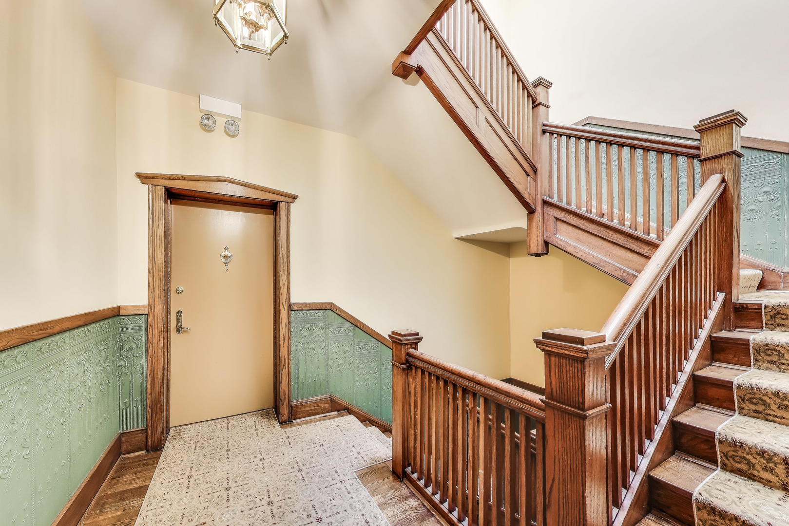 628 West Grace Street, Unit 2W Chicago, IL 60613 - Photo 5 of 32 a view of an entryway with a workspace