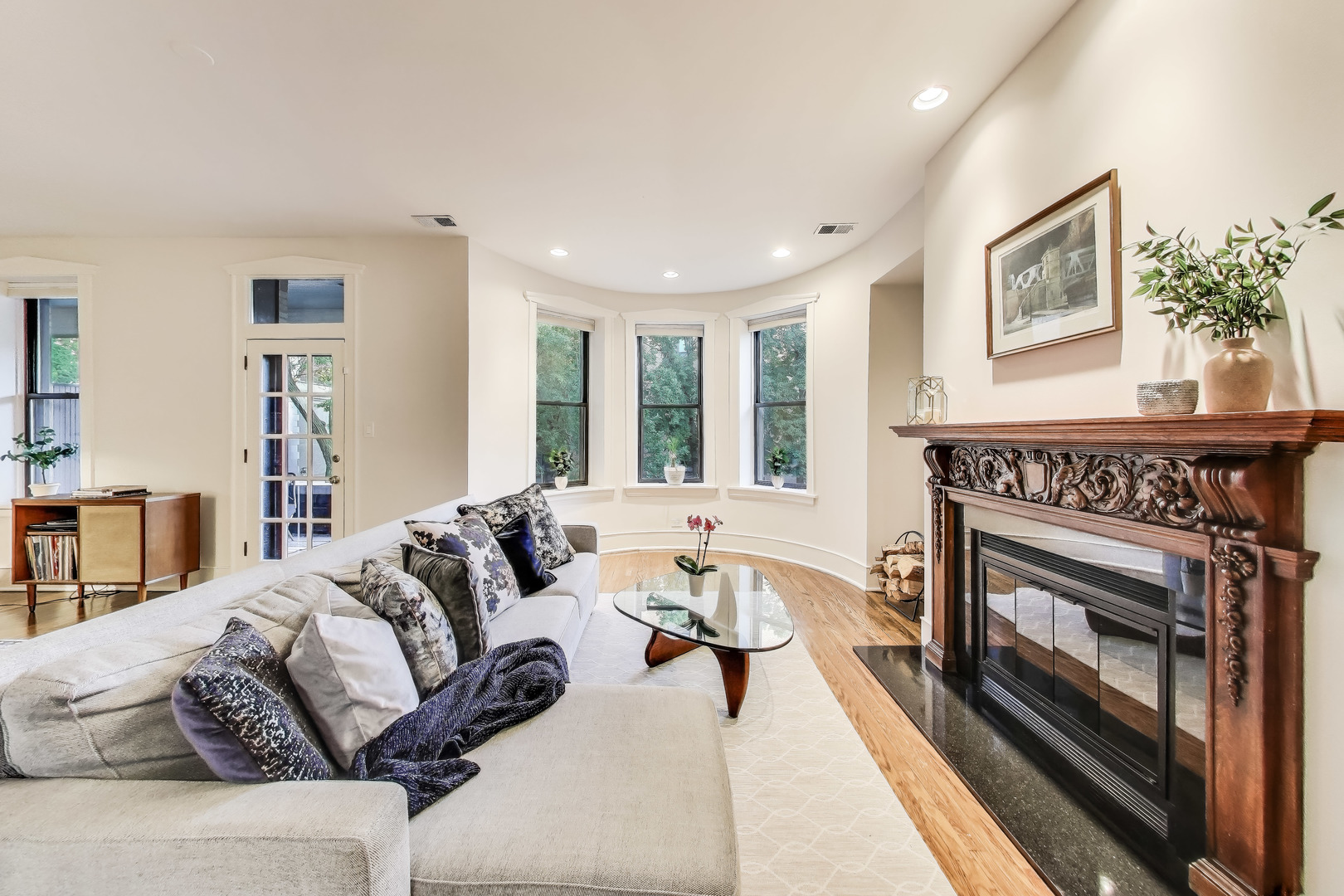 628 West Grace Street, Unit 2W Chicago, IL 60613 - Photo 9 of 32 a living room with furniture and a fireplace
