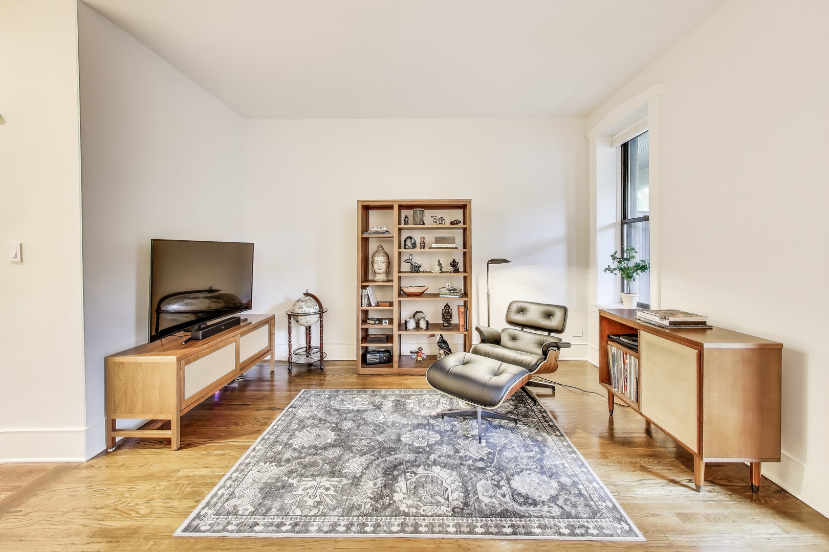 628 West Grace Street, Unit 2W Chicago, IL 60613 - Photo 10 of 32 a living room with furniture and a flat screen tv