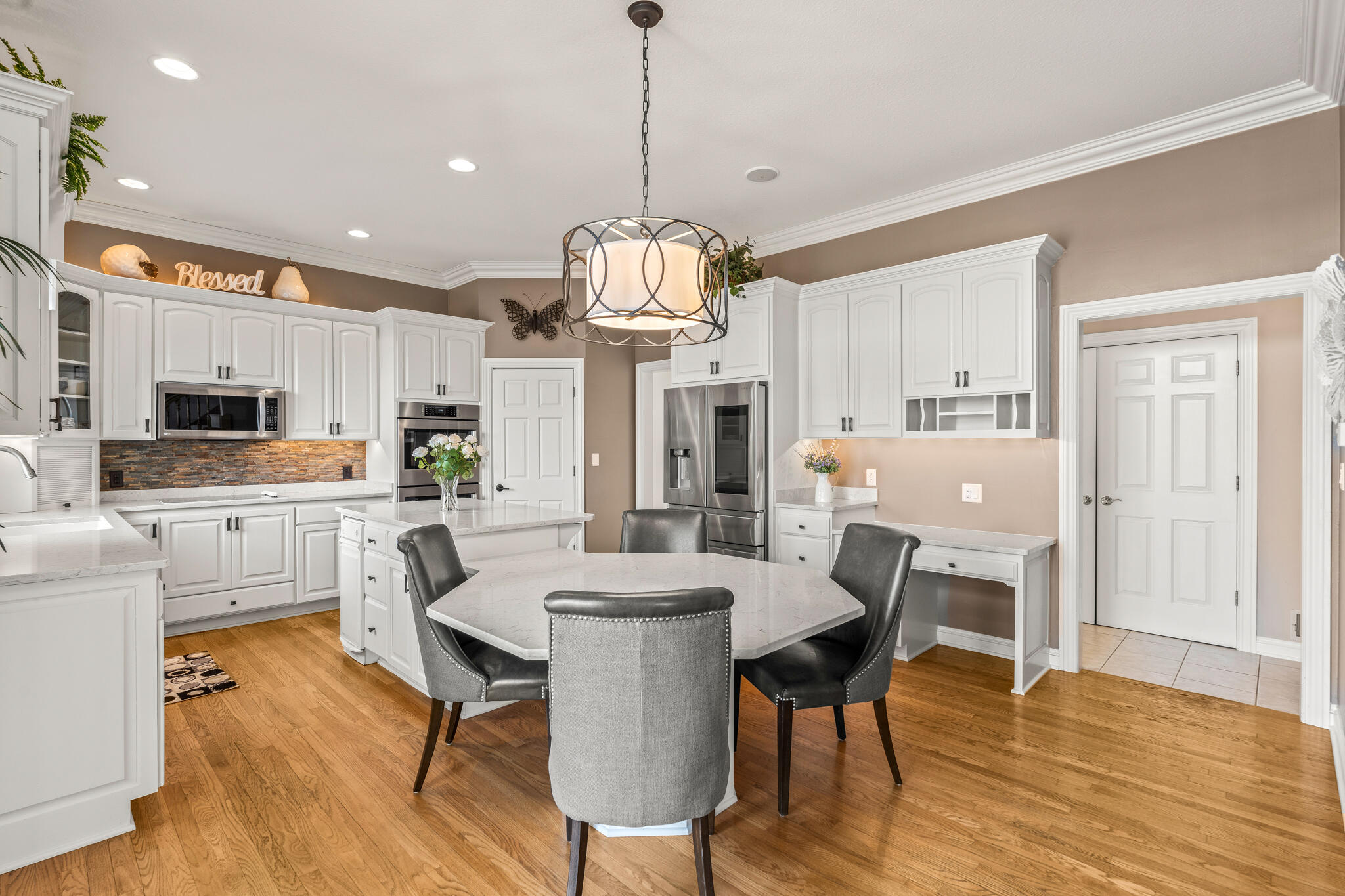 1800 Juniper Way Hartland, WI 53029 - Photo 5 of 37 Kitchen