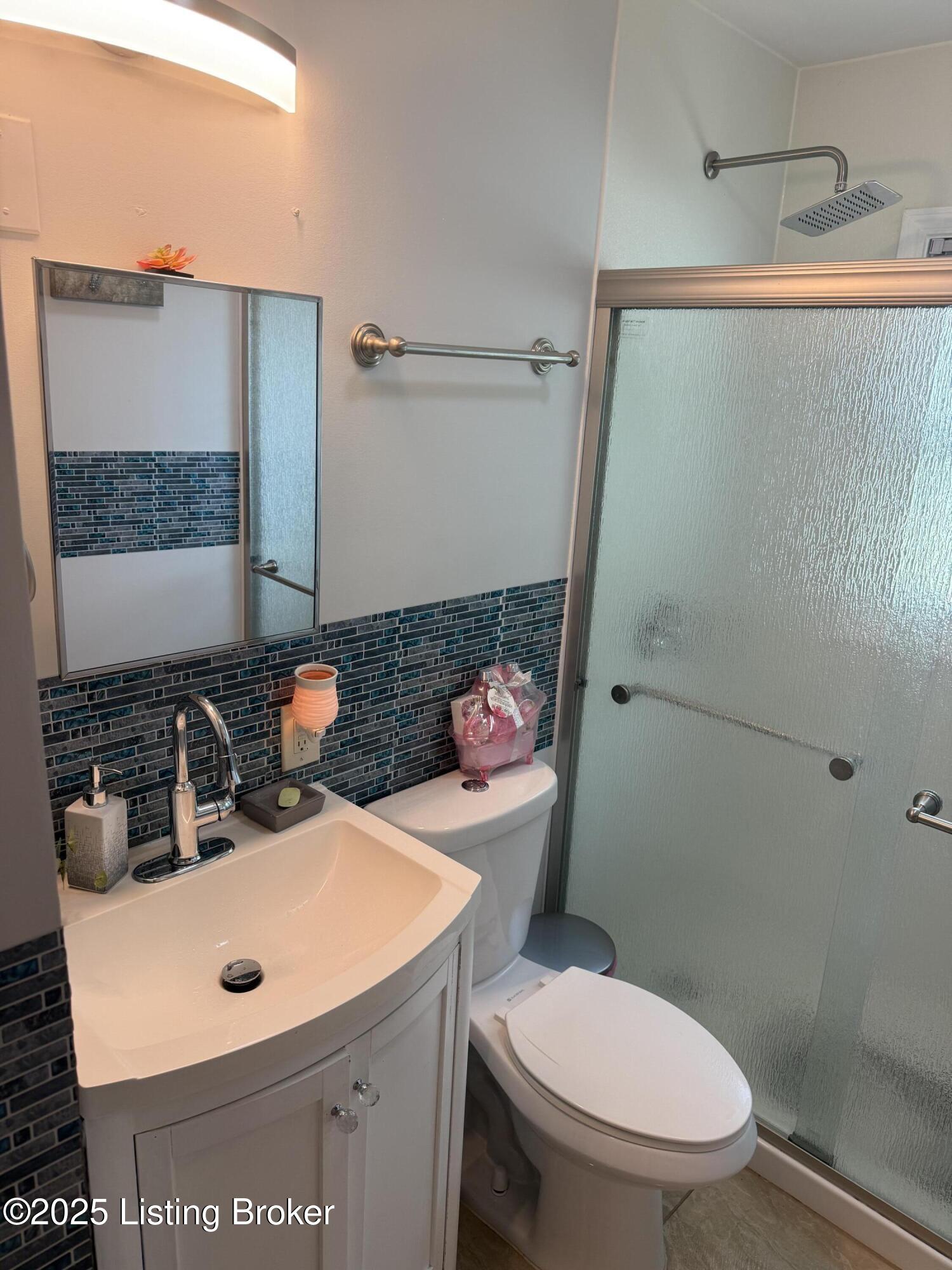 1700 Chester Road Louisville, KY 40216 - Photo 8 of 15 Bath.