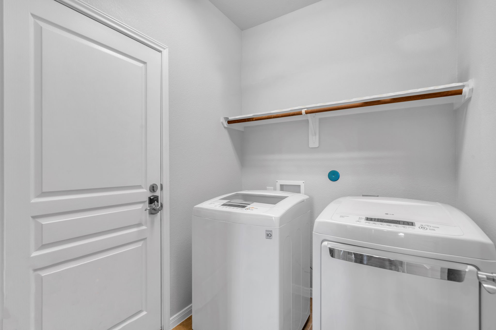 6427 Addlestone Ridge Lane Katy, TX 77494 - Photo 30 of 32 Convenient laundry room with added storage space.
