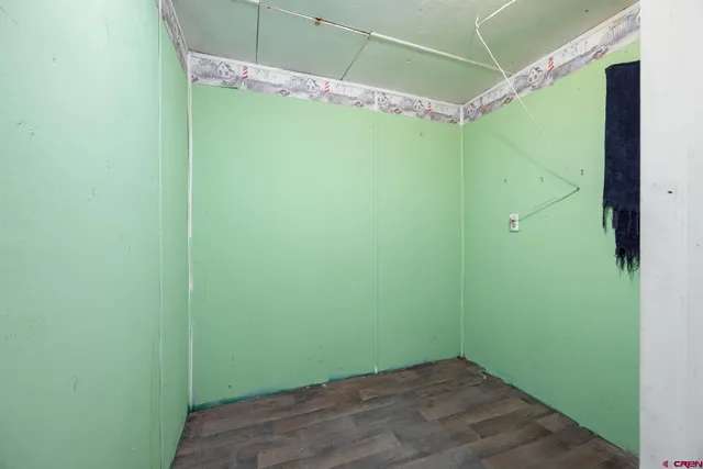 a view of empty room with window