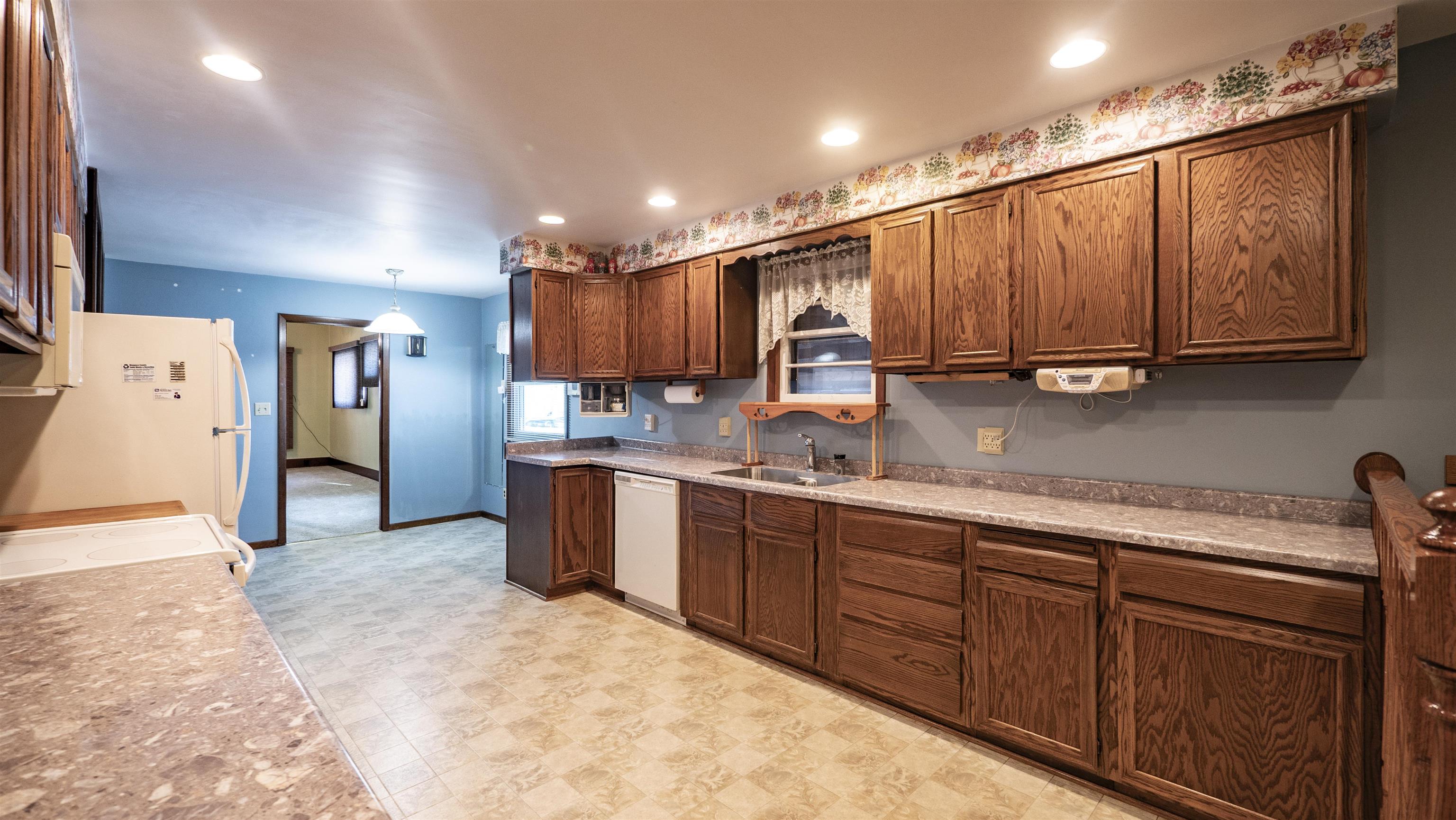 409 East Sumner Street Weyauwega, WI 54983 - Photo 3 of 25