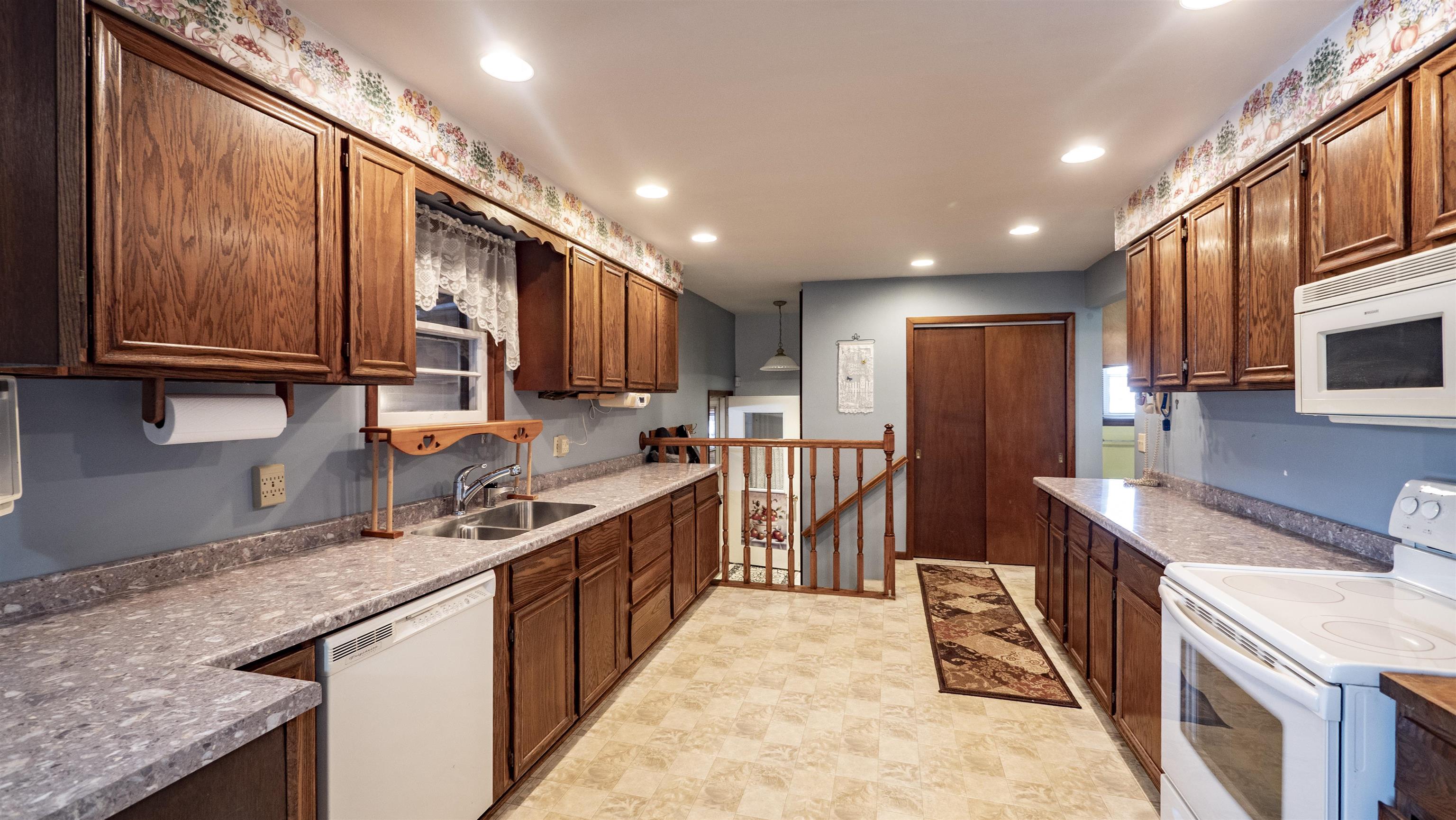 409 East Sumner Street Weyauwega, WI 54983 - Photo 9 of 25