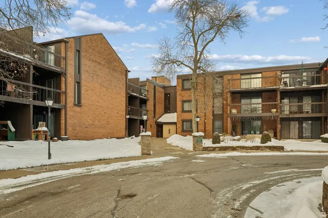 $210,500 | 5200 South Tuckaway Boulevard, Unit 250C, Greenfield, WI 53221