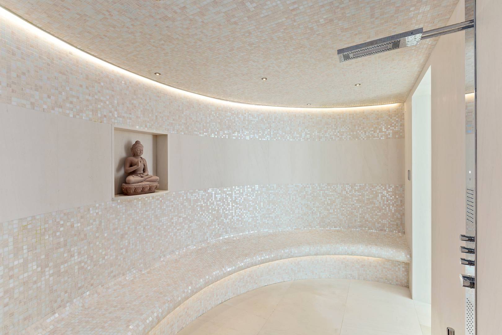 Undisclosed Address Southampton, NY 11968 - Photo 20 of 43 a bathroom with a bathtub