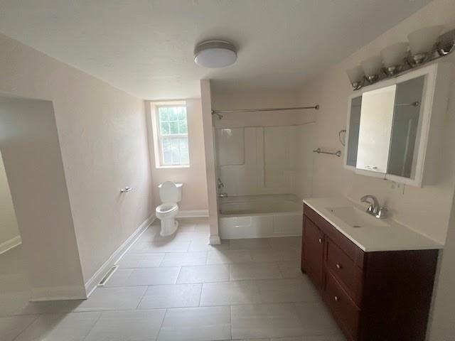 358 Pointview Road Pittsburgh, PA 15227 - Photo 5 of 12 a spacious bathroom with a double vanity sink toilet and a tub