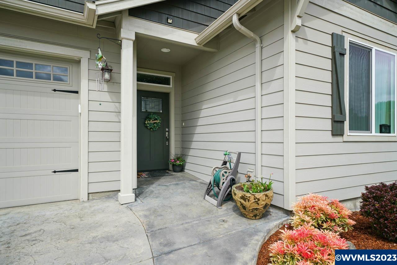 289 Southwest Applegate Trail Drive Dallas, OR 97338 - Photo 4 of 42 Gallery Image 4