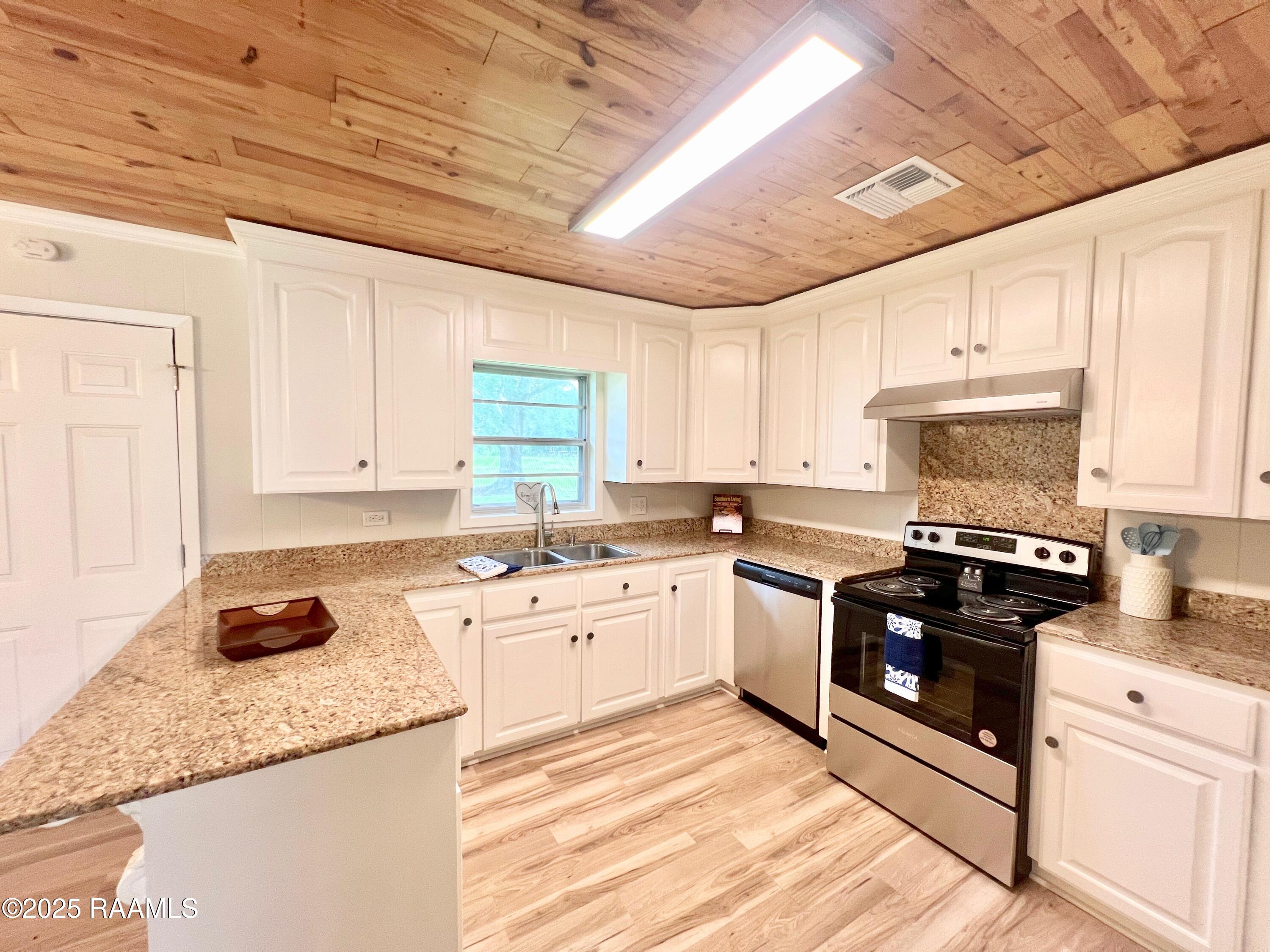 5501 Northside Road New Iberia, LA 70563 - Photo 26 of 49 kitchen