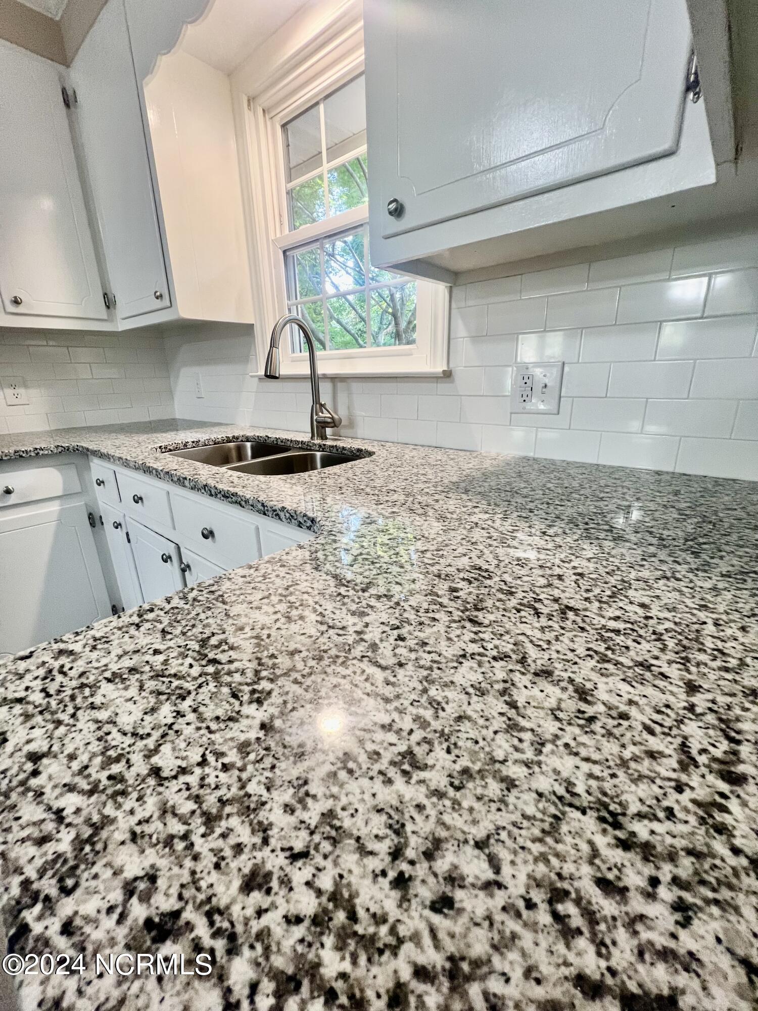 700 River Road Trent Woods, NC 28562 - Photo 15 of 46 New granite countertops