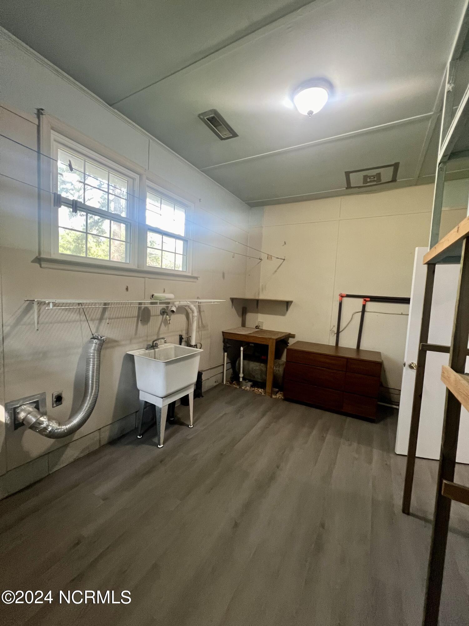 700 River Road Trent Woods, NC 28562 - Photo 35 of 46 Laundry room